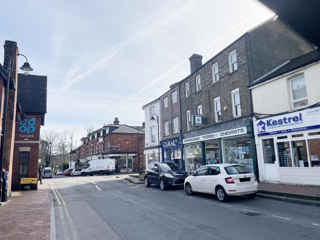 Lot: 62 - TOWN CENTRE COMMERCIAL AND RESIDENTIAL INVESTMENT - Street view of High Street Investment